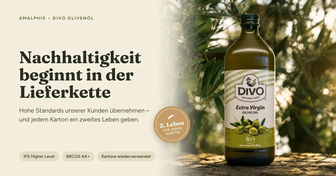 DIVO-Olivenöl vor Olivenzweigen mit dem Titel „Nachhaltigkeit beginnt in der Lieferkette“ und einem Hinweis zur Wiederverwendung von Kartons.