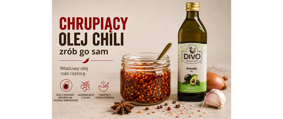 Domowy chrupiący olej chili w słoiku obok oleju z awokado DIVO i przypraw.